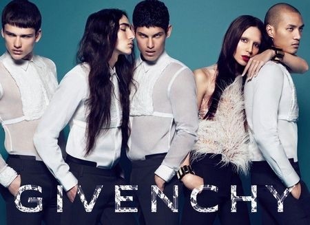 H Lea T (δεξιά) ποζάρει για τον οίκο Givenchy