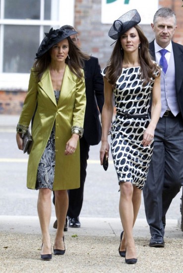 H Pippa Middleton δεν έχει επίσημο αγαπημένο γι'αυτό και συνόδευσε μόνη της την αδερφή της και τον πρίγκιπα William σε γάμο κοινών φίλων