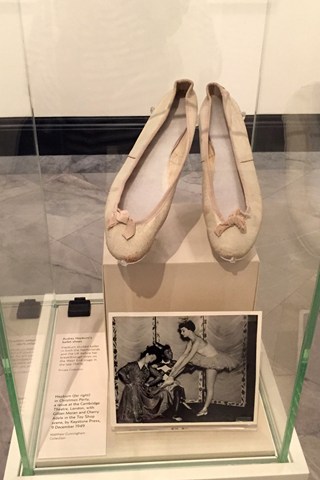 Οι μπαλαρίνες που φορούσε η Hepburn σε παράσταση της στο West End στα τέλη της δεκαετίας του '40