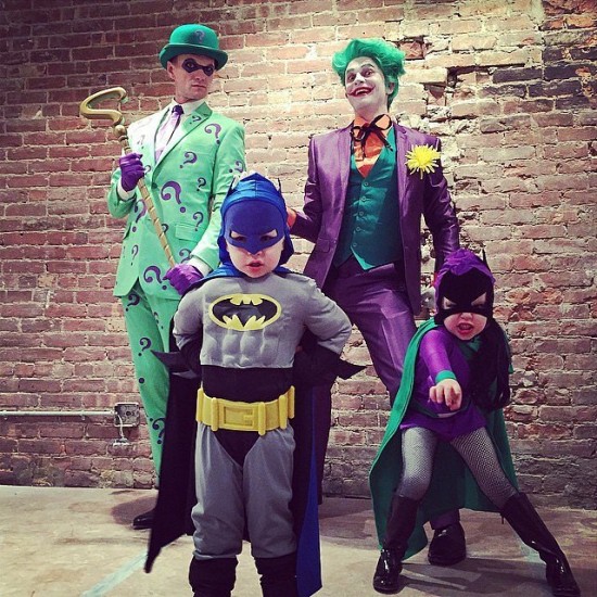 Ο Neil Patrick Harris και η οικογένεια του σαν Joker, Riddler, Batman και Batgirl