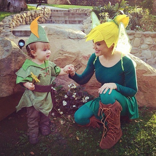 Η Alyssa Milano και ο γιος της Milo ντυμένοι Tinkerbell και Peter Pan αντίστοιχα