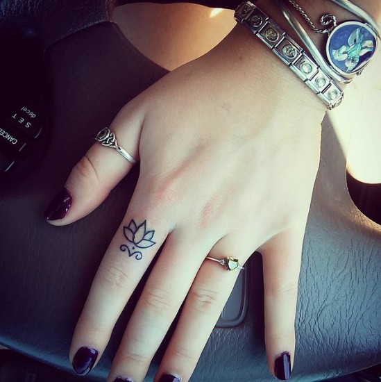 μικρό τατουάζ δάχτυλα