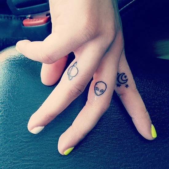μικρό τατουάζ δάχτυλα