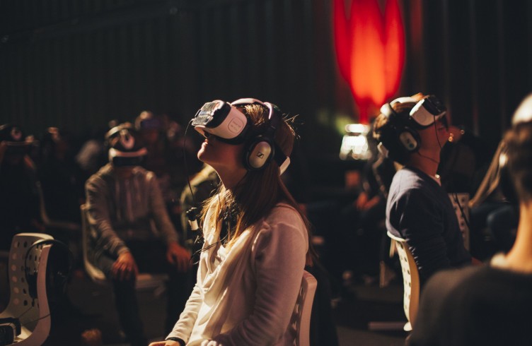 Virtual Reality Cinema 2b