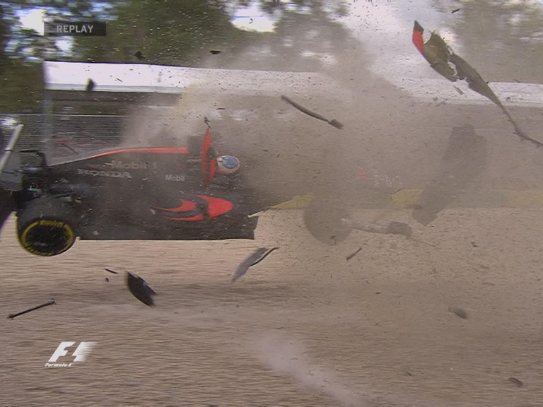 fernando-alonso-mclaren-crash_3434499