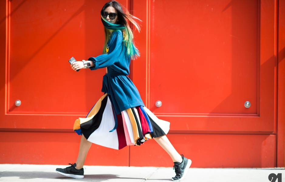 καλοκαιρινά looks με sneakers
