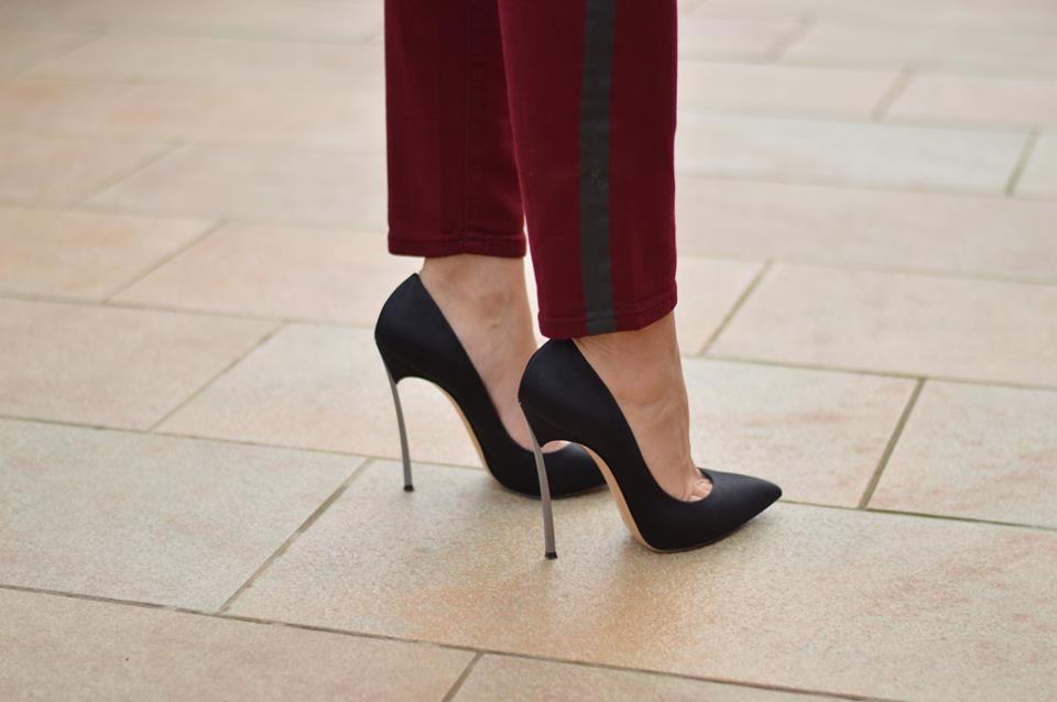 Как ходить на каблуках. Туфли Casadei Blade на ноге. Blade Casadei на ноге. Ножки в туфлях Касадей. Научиться ходить на каблуках.