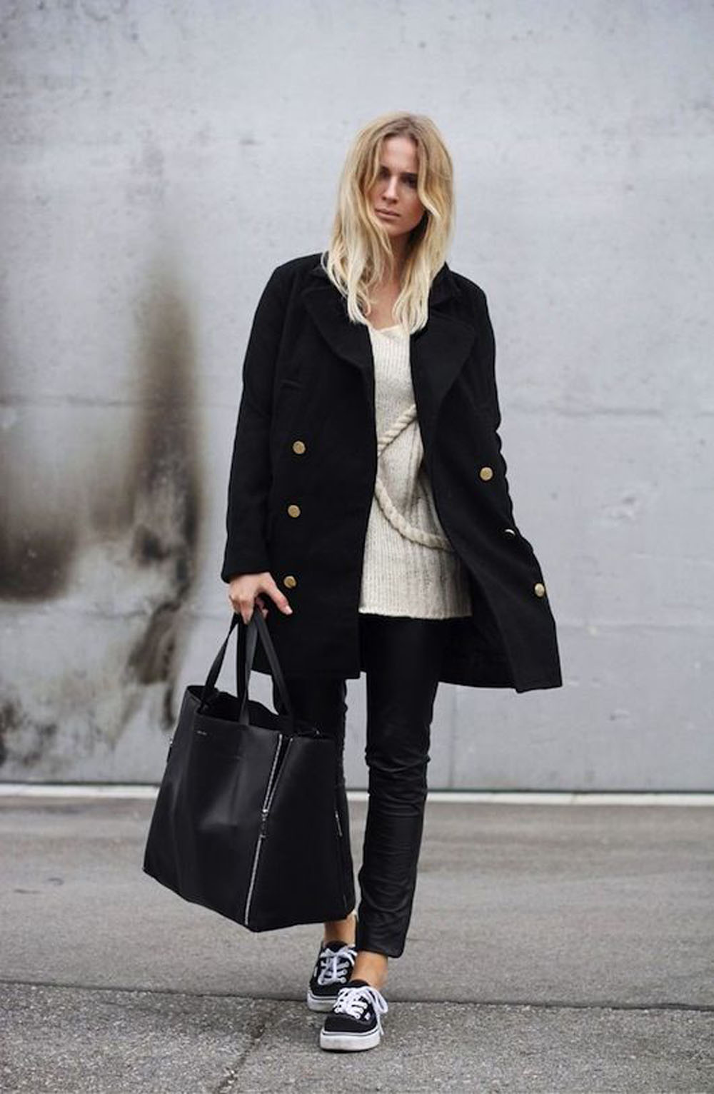 Черное пальто с кроссовками. Полупальто с кедами. Кроссовки с пальто женское. Черное пальто с кедами.