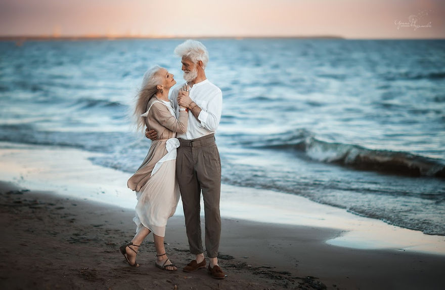 Russian-photographer-makes-wonderful-photos-with-an-elderly-couple-showing-that-love-transcends-time-5971041437838-png__880