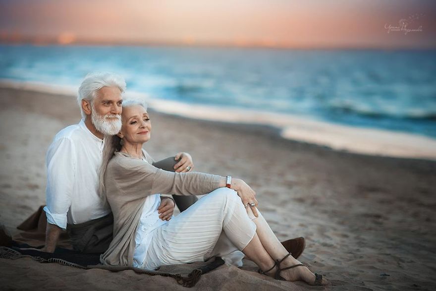 Russian-photographer-makes-wonderful-photos-with-an-elderly-couple-showing-that-love-transcends-time-59710496226e4__880