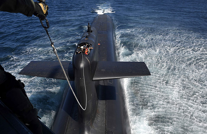 president-emmanuel-macron-submarine-landing-11