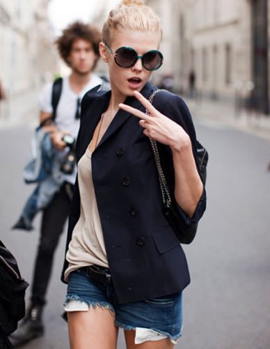 carolines mode- model- street style- basic outfit- blazer- denim cutoff shorts- cool round circle sunglasses