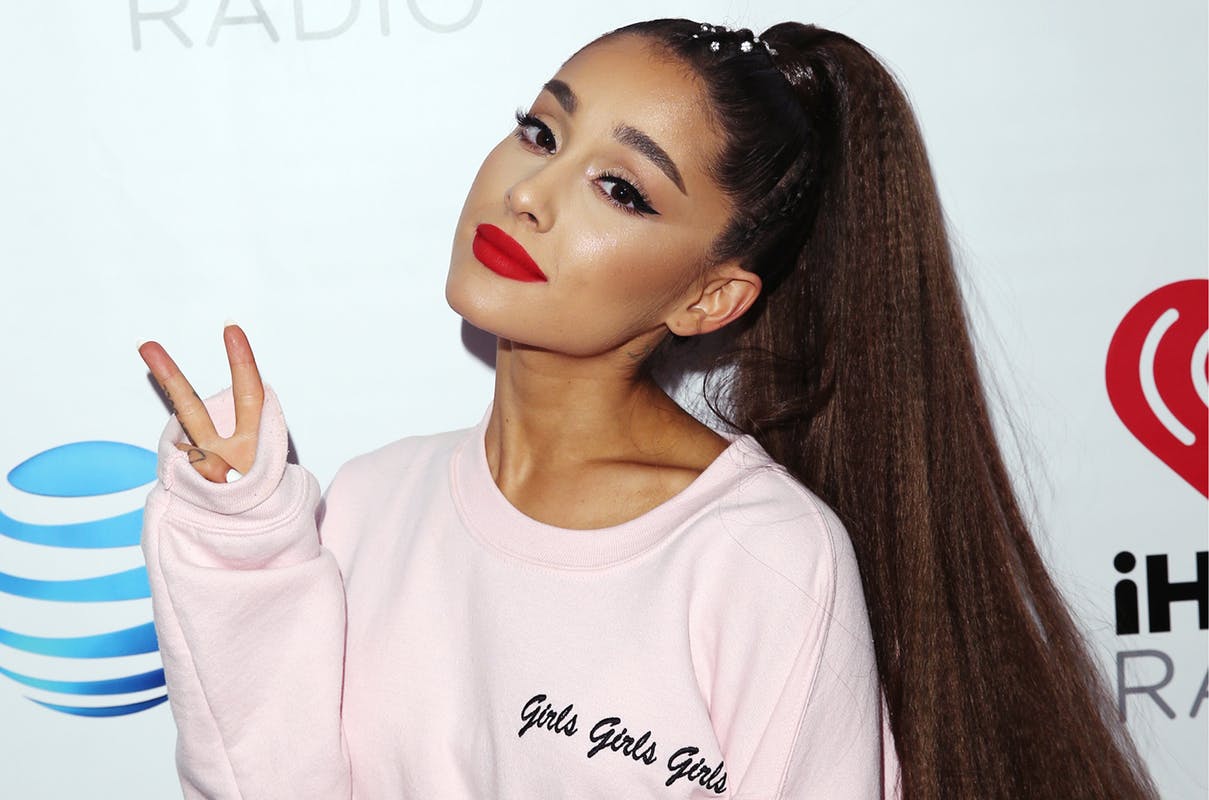 Na Co Ma Uczulenie Ariana Grande Η Ariana Grande σκίζει στο Instagram, καθώς γίνεται η γυναίκα με τους