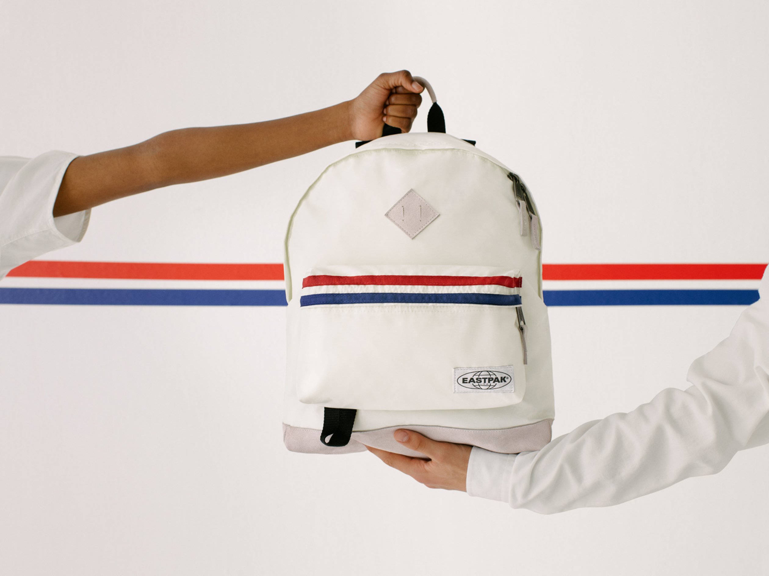 Eastpak_LS_SS19_IntoTheOut_Wyoming_IntoRetroWhite_EK81113W_003_CMYK_UC102053_mLow