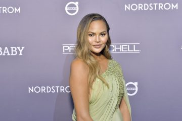 chrissy teigen τατουάζ